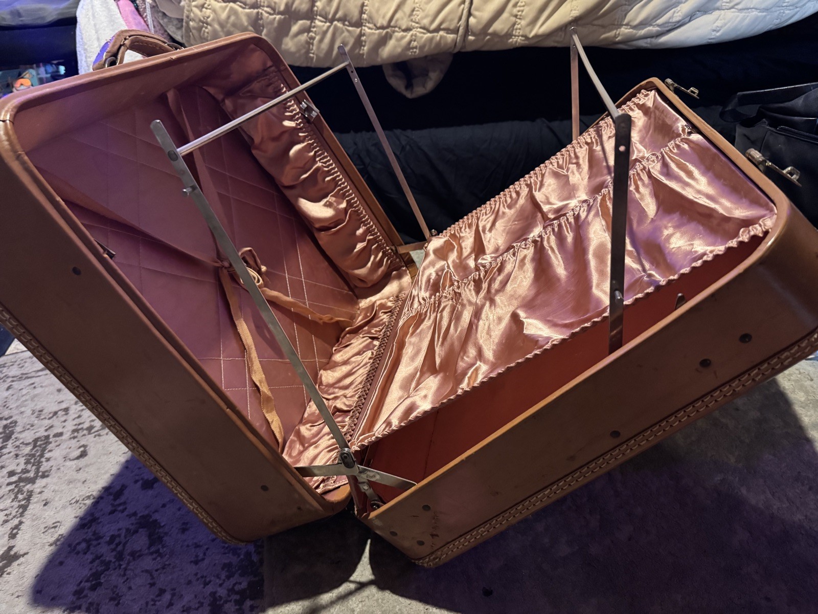 Vintage 21x18x9Suitcase Luggage Garment Hanger silk interior 50s JC Higgins Keys