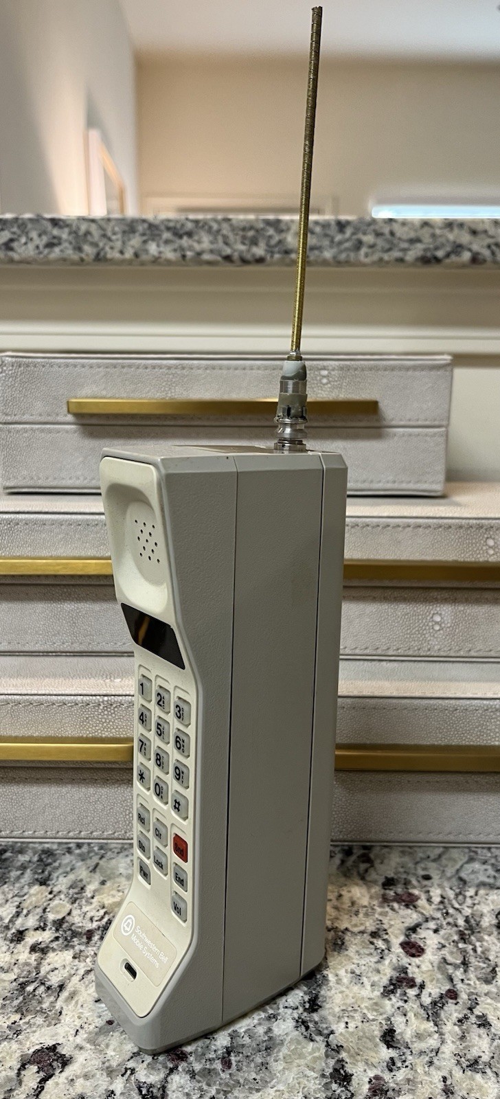 Vintage Motorola DynaTAC 8000M Brick Cell Phone W/Accessories Beige