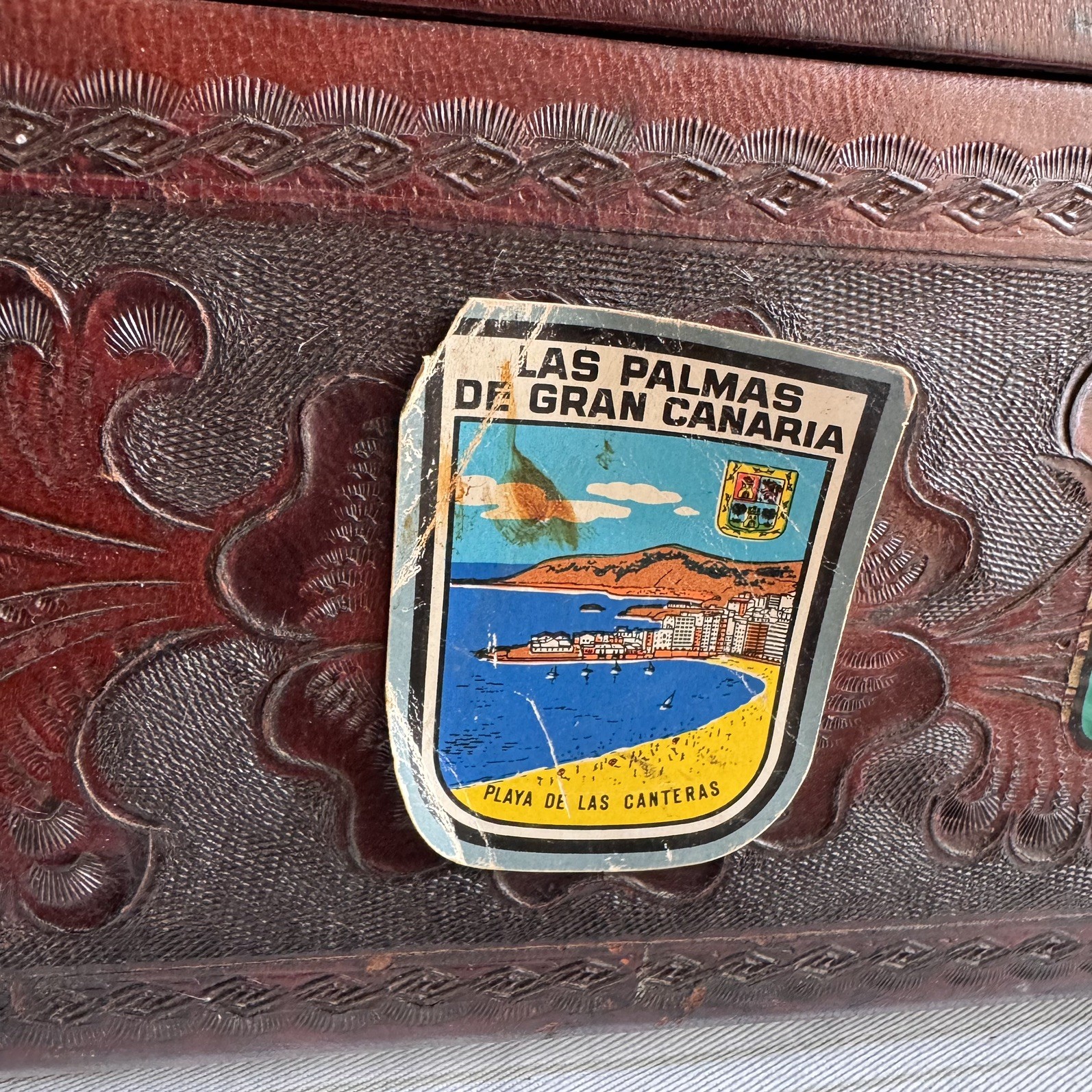 VTG tooled floral brown leather train cosmetic jewelry case with travel STICKERS