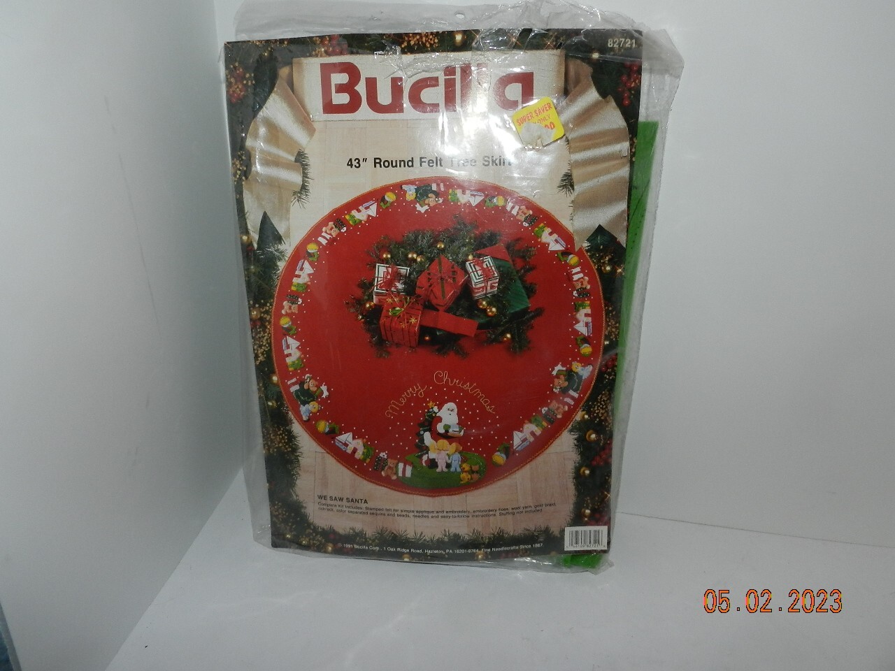 Bucilla we saw Santa felt applique Christmas Tree skirt 82721 43" round 1991