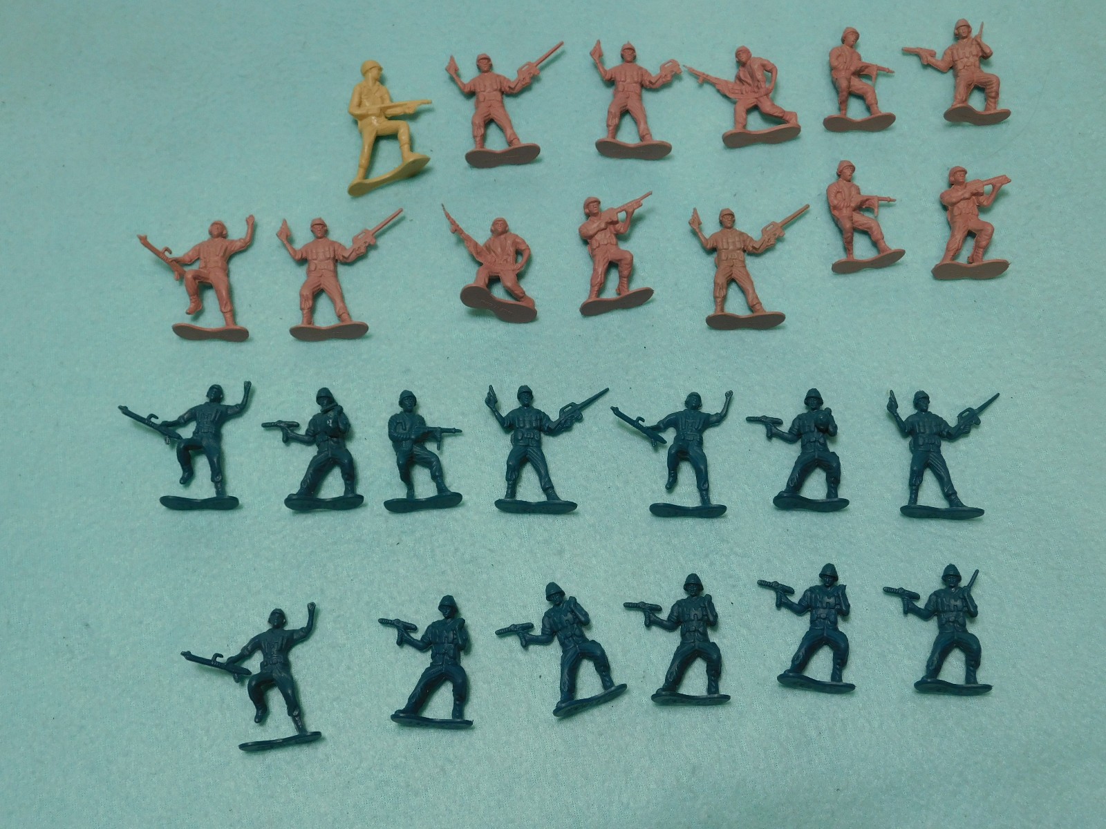 Lot of 26 Vintage Plastic Toy Soldiers Maked 180489 China. Good Cond.