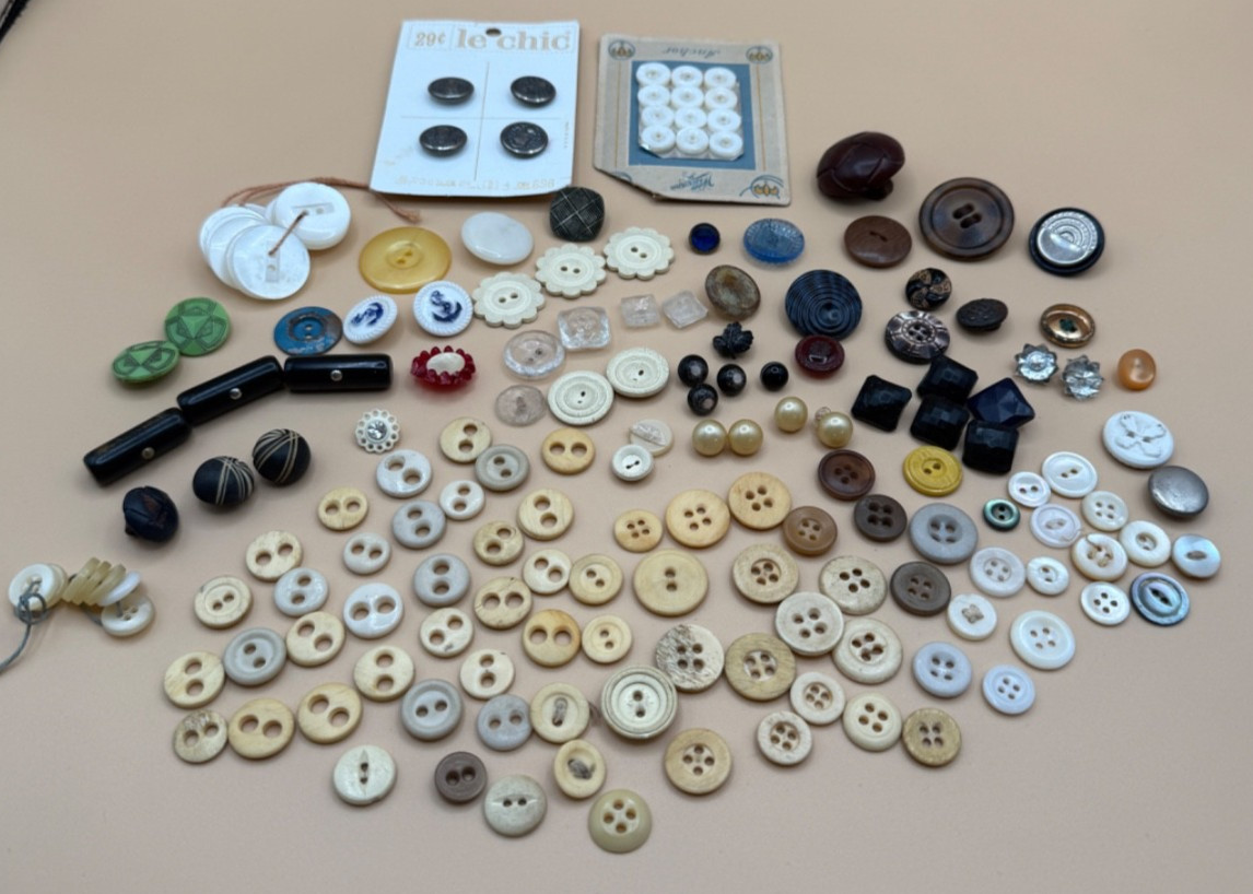 ⭐ Huge Lot Vintage Sewing Buttons Mixed Materials Glass Shell Plastic Metal Anti