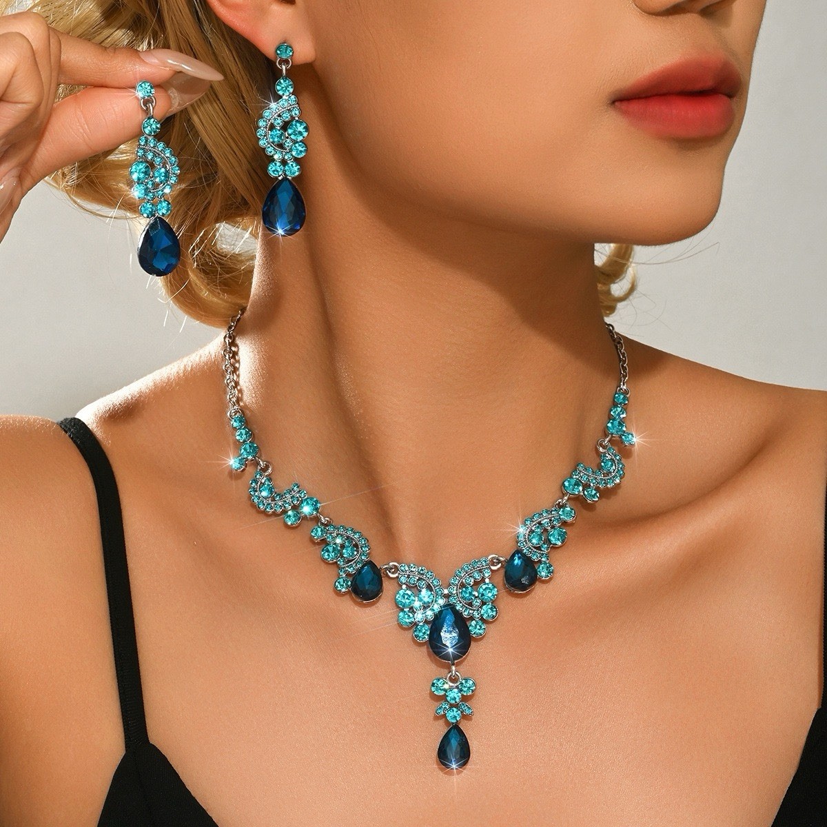 Rhinestone Bridal Necklace and Earrings Wedding Jewelry Set .