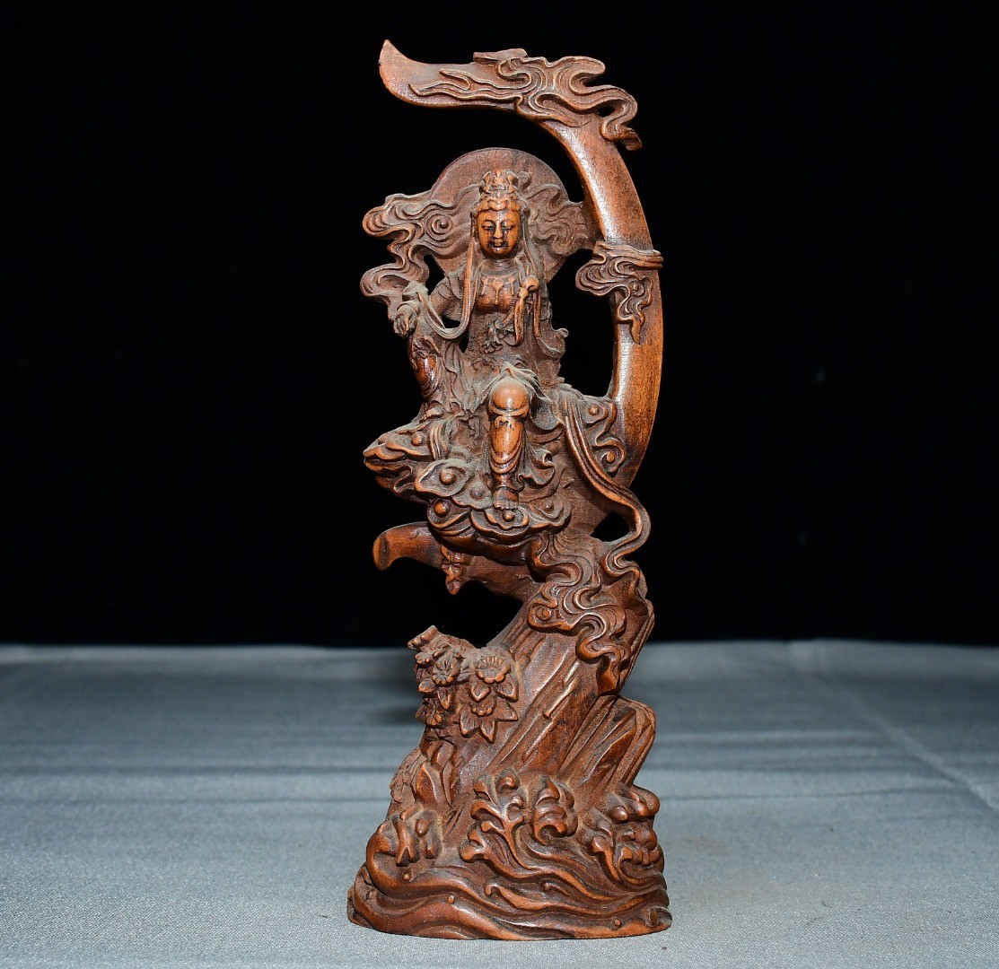 Exquisite Small Leaf Boxwood Water Moon Guanyin Ornament