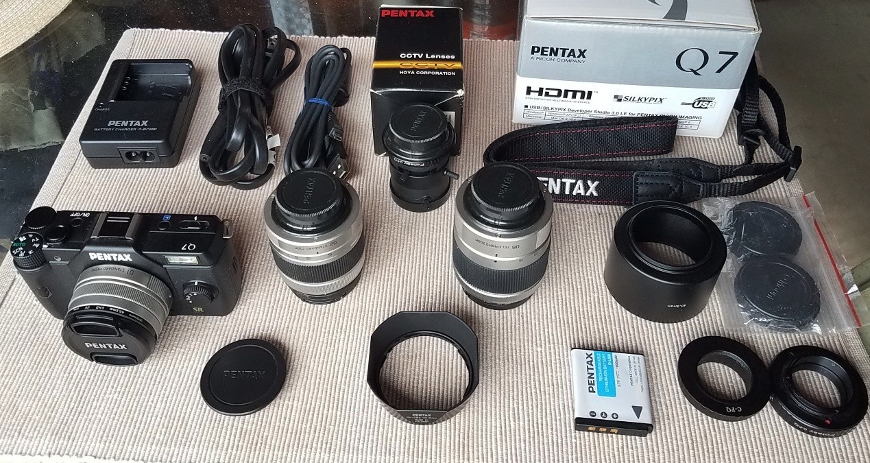 *MINT* Pentax Q7 Black 12.4 MP Digital Camera 01 02 06 Lens PLUS EXTRAS
