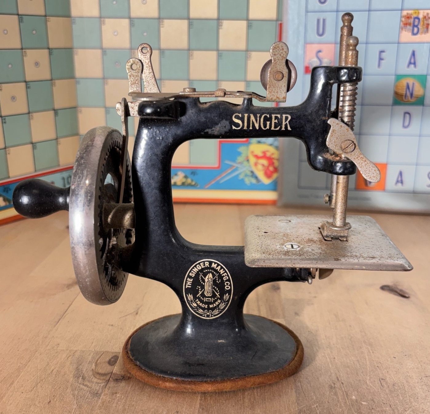 Antique Singer Sewing Machine, Hand Crank 1920s Child's Machine No 20, 6"