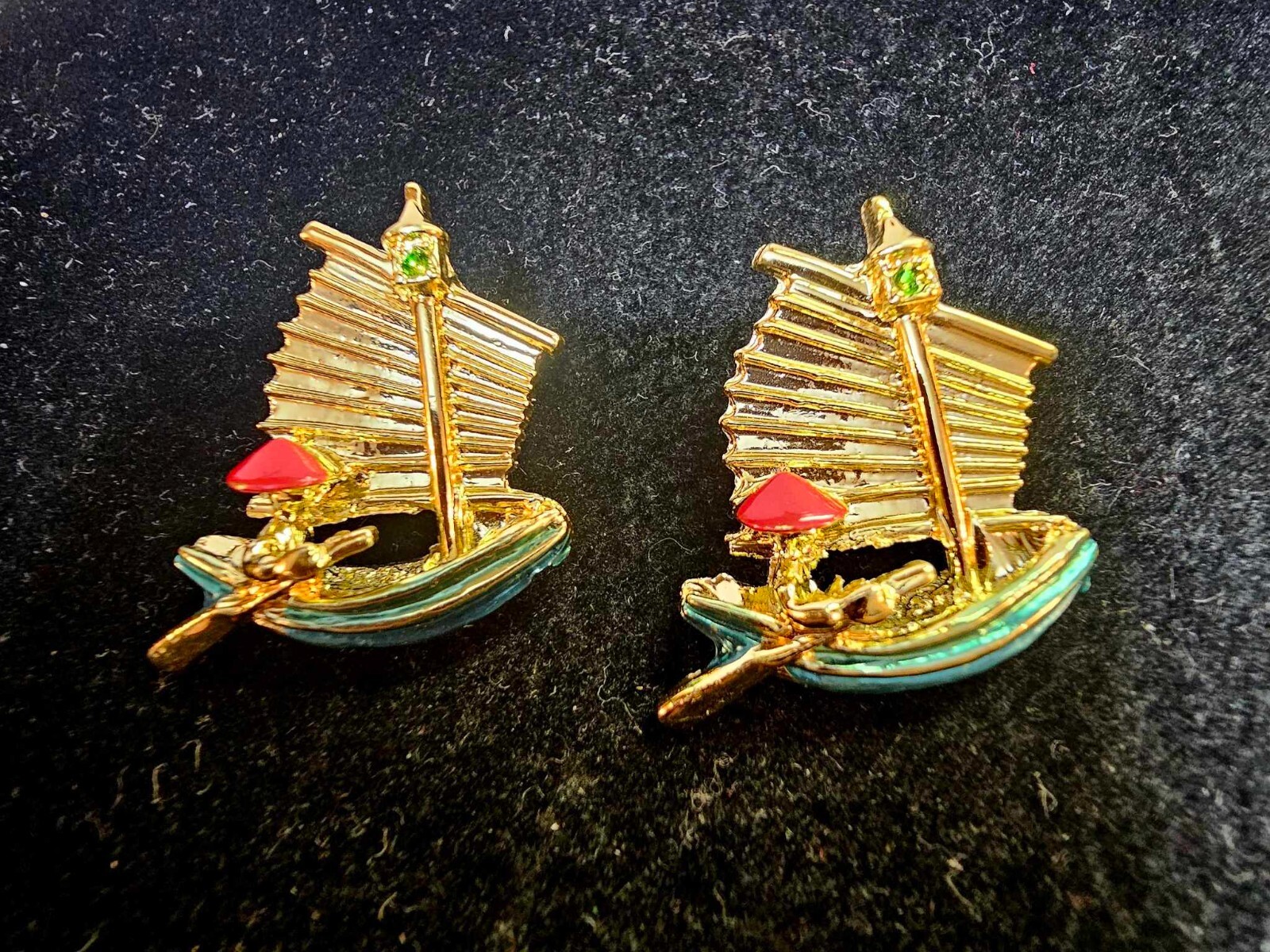 2pc Vtg goldtone brooch pin boy/girl on boat w/ enamel- S65