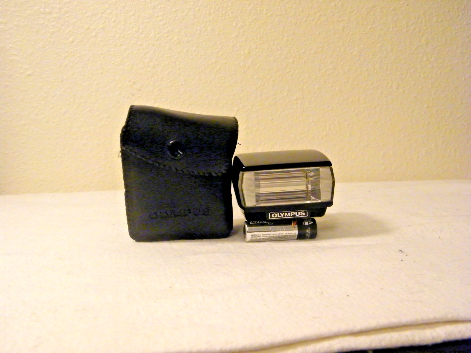 *****GENUINE OLYMPUS ELECTRONIC FLASH WITH CASE FOR 35MM CAMERA (T-20)*****