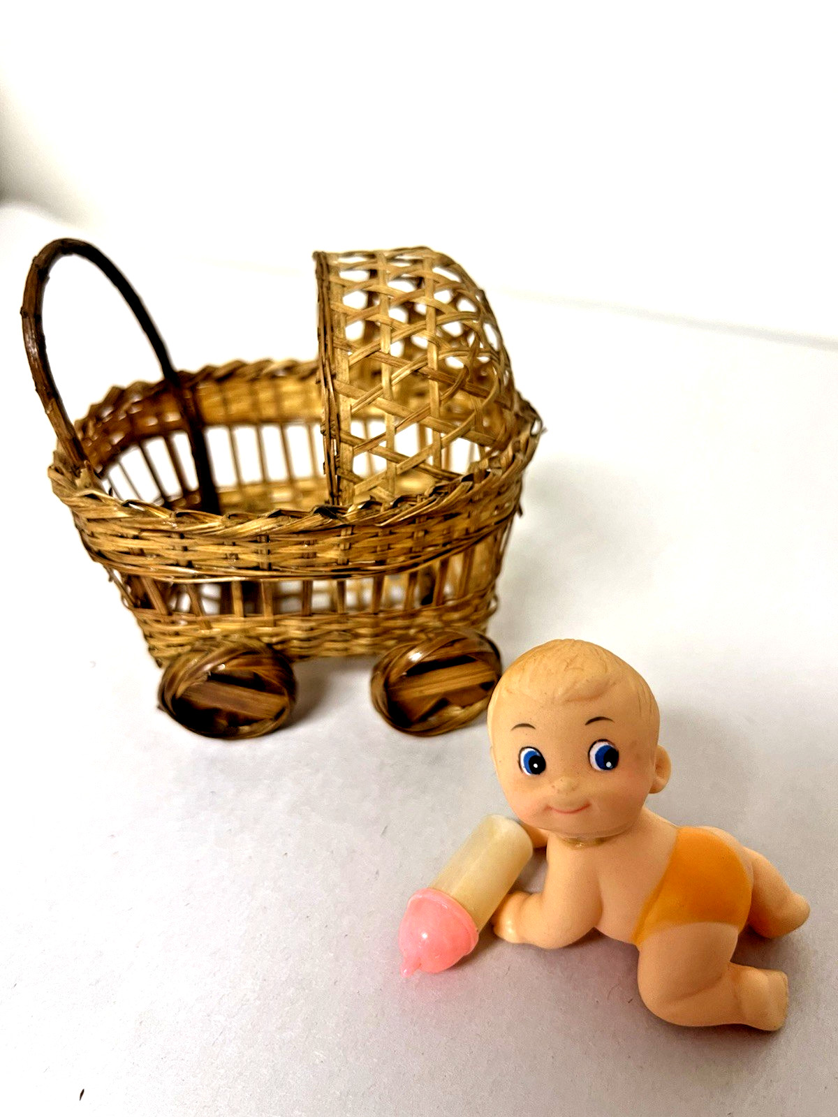 Vintage Wicker Miniature Baby Carriage Dollhouse Decor Stroller Pram +++