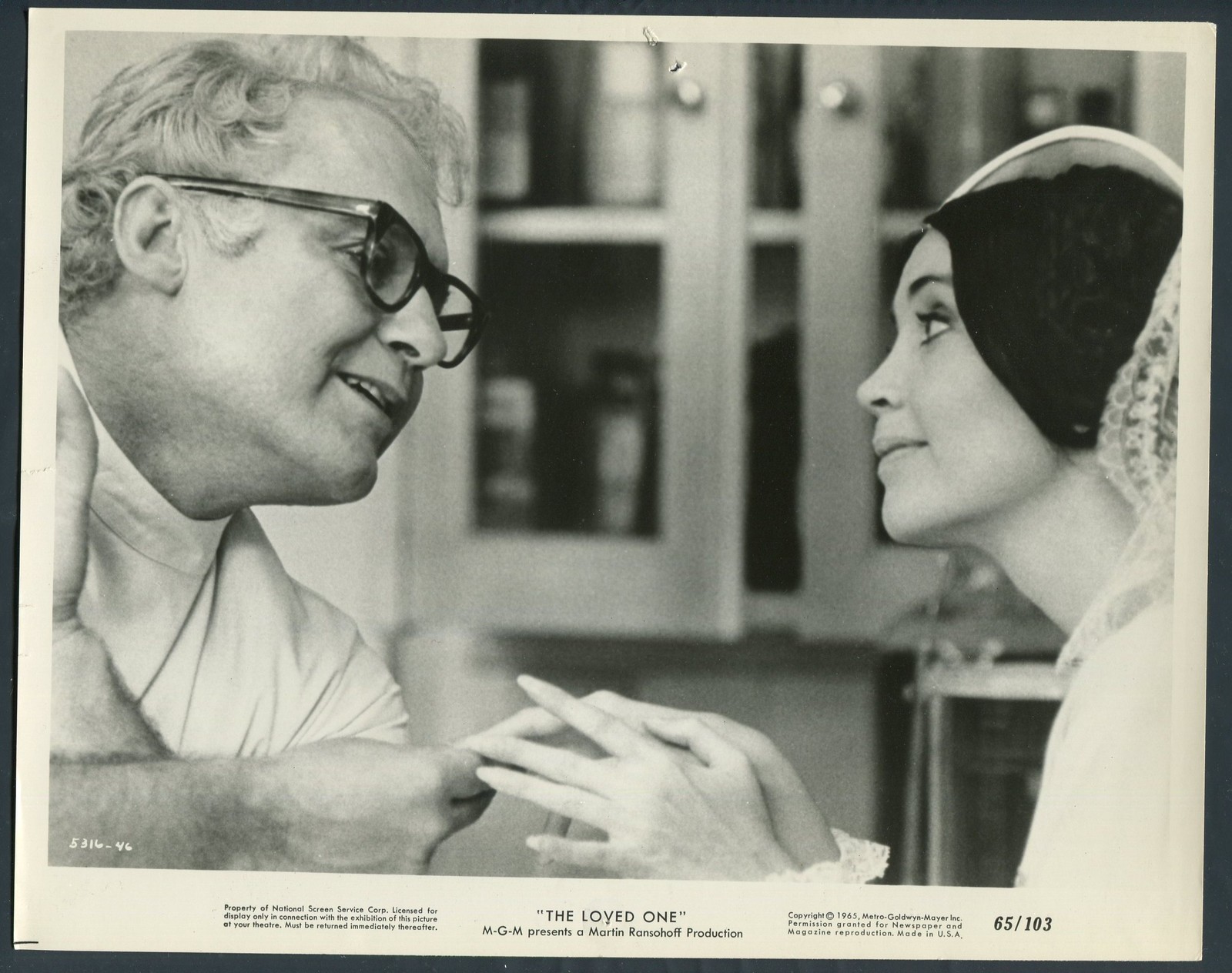 ROD STEIGER ANJANETTE COMER in The Loved One '65 HOLDING HANDS