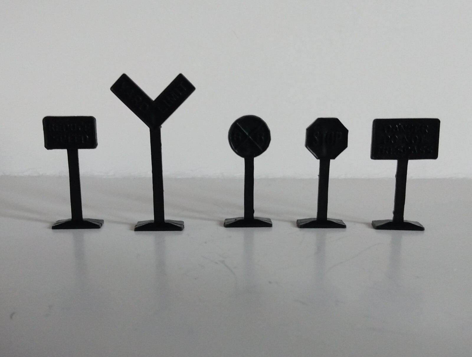 Eztec North Pole Express Christmas Train Incomplete Extra Signal Signs  5Pc. 