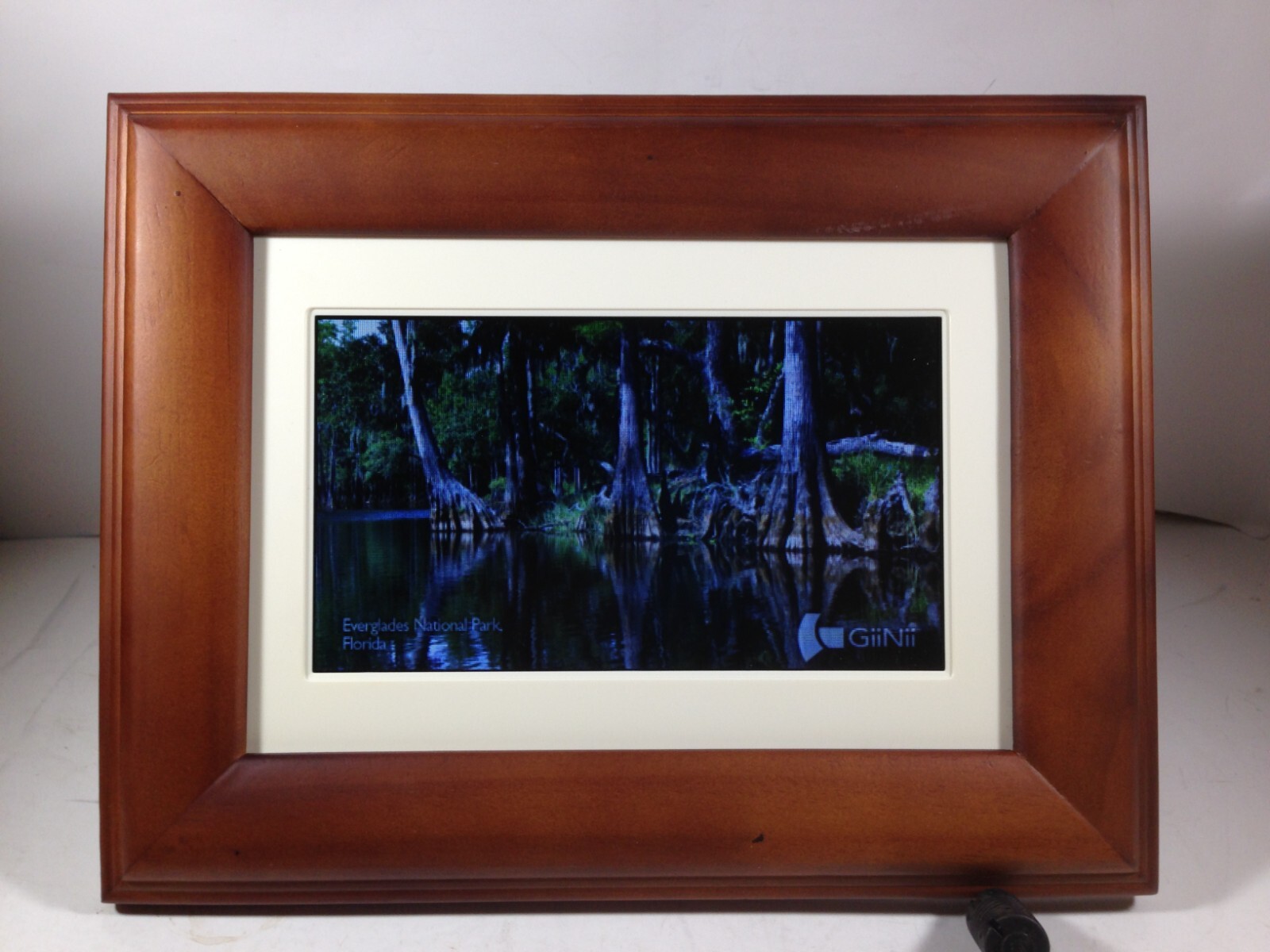 GiiNii GN-705W Digital Picture Frame