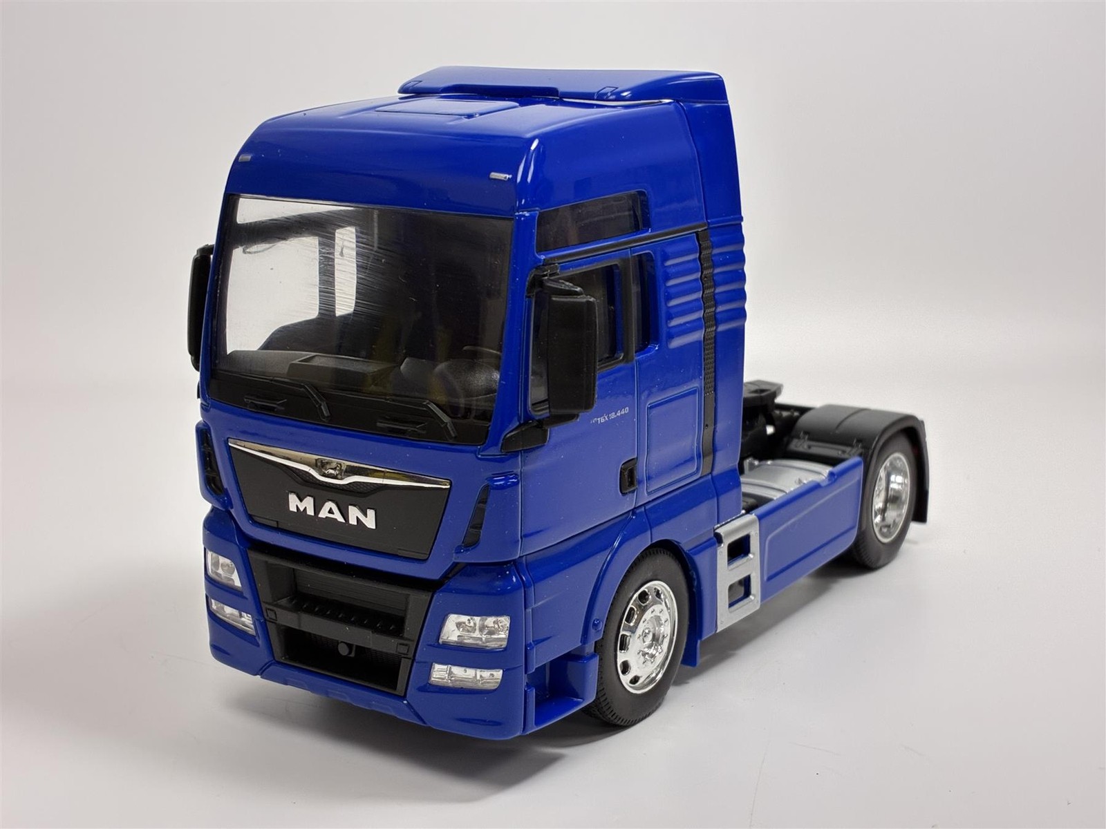 Man TGX XXL Truck Tractor Blue 1:32 Scale Welly 32650