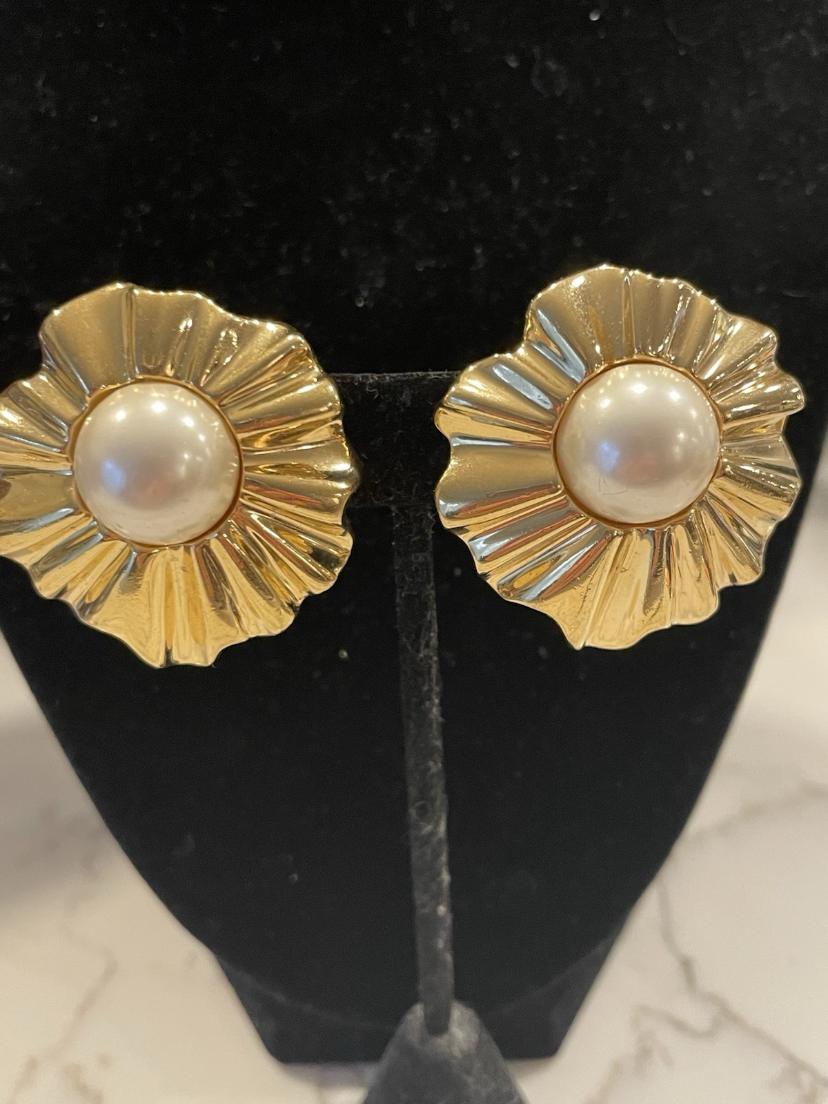 CINER  GORGEOUS PEARL GOLD TONE VINTAGE Clip On EARRINGS Statement Bold