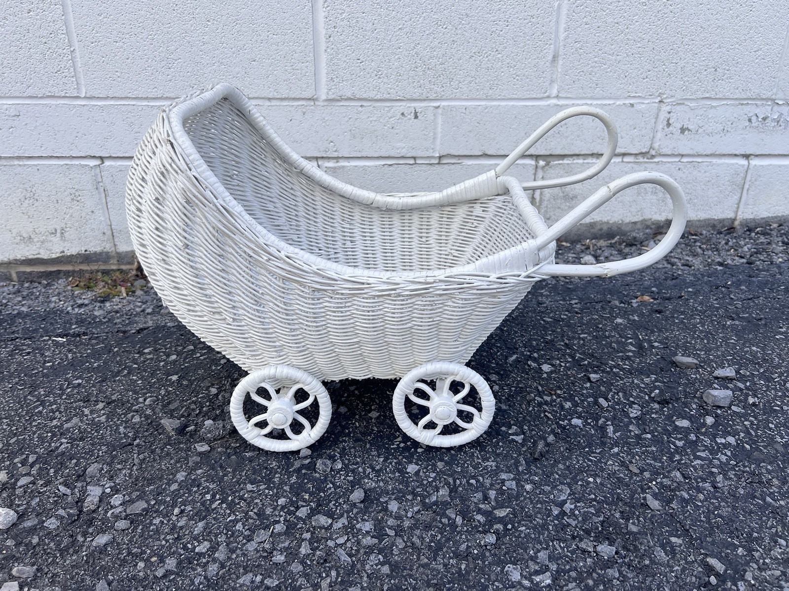 VINTAGE WHITE WICKER RATTAN HOODED BABY DOLL STROLLER BUGGY CARRIAGE