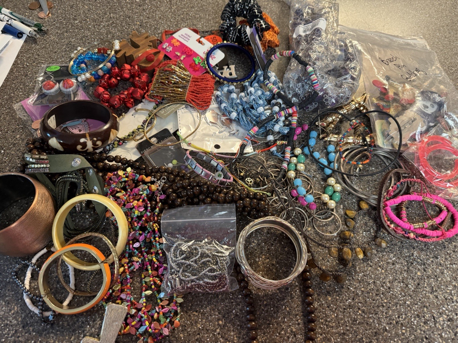 Large Mixed Lot Fashion Jewelry Bracelets Necklaces Earrings Brooches 50+ Pieces