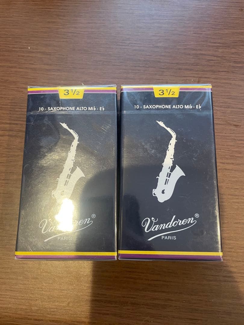 Alto saxophone reed blue box 3 and a half 2 boxes