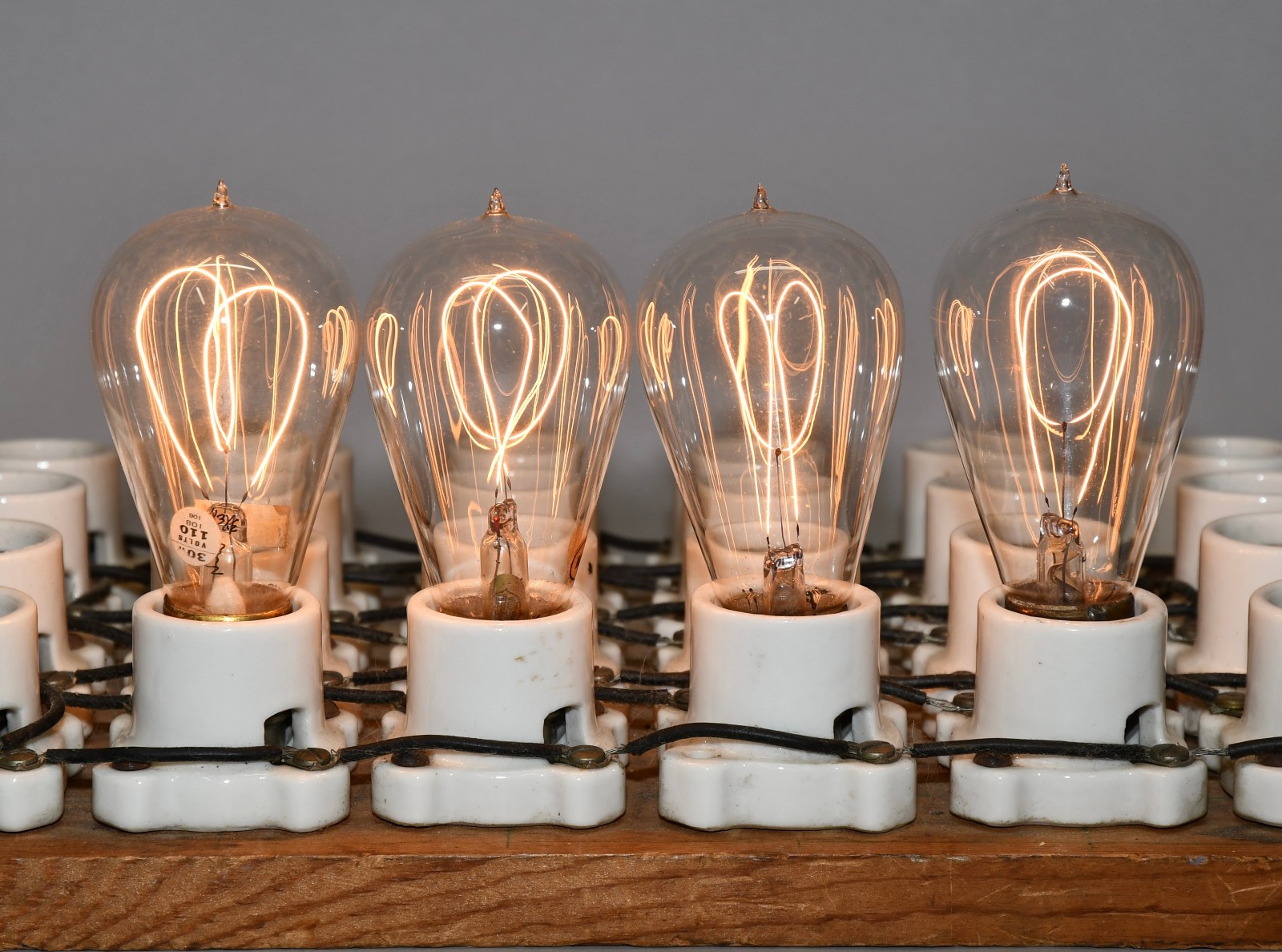 LOT OF 4 VINTAGE CLEAR GLASS MEDIUM BASE E26 WORKING LIGHT BULBS!