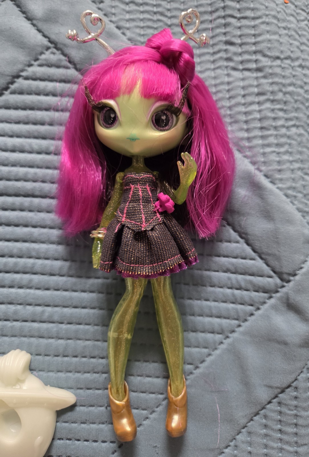 Novi Stars Alien Ali Lectric MGA Fashion Doll OG w/ Stand - RARE & Hard to Find