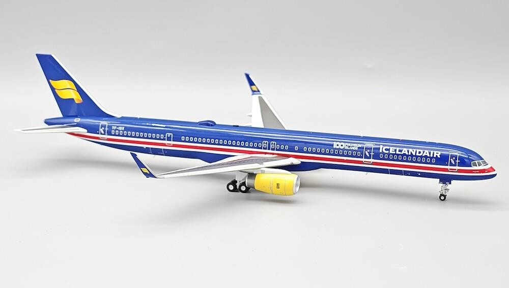 Icelanair Boeing 757-3E7TF-ISX With Stand 1:200 Scale Inflight200 IF753FI0425
