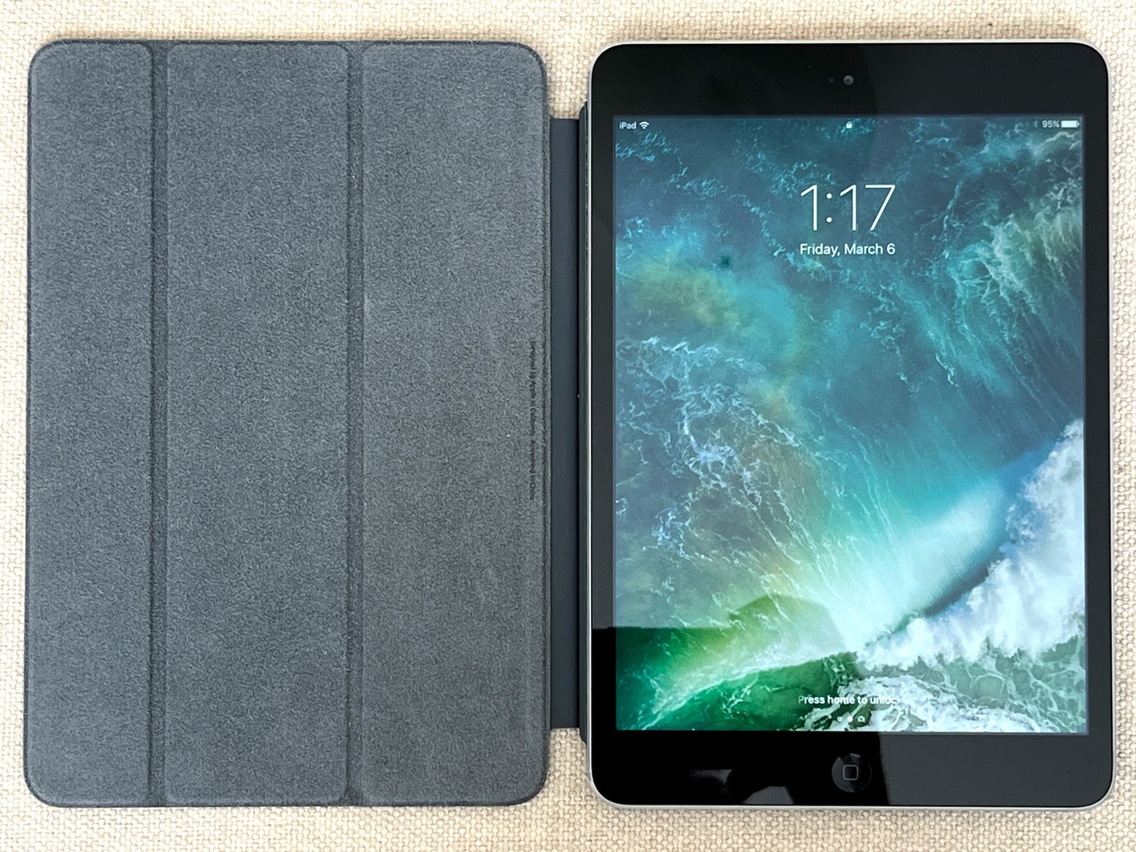 Apple iPad Mini 2 Bundle - Wi-Fi, 16GB, Space Gray, Excellent Condition