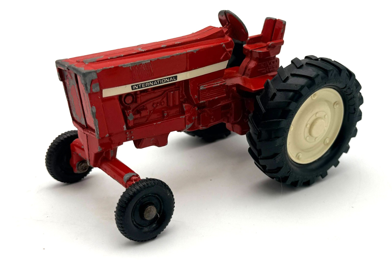 ERTL - Red International Harvester Wide Front Tractor