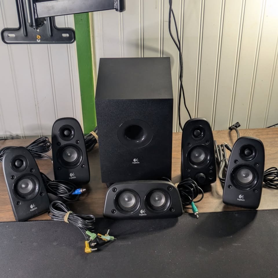 Logitech Z-506 5.1 Speaker System Surround Sound Black 6 PC Set Wired Complete