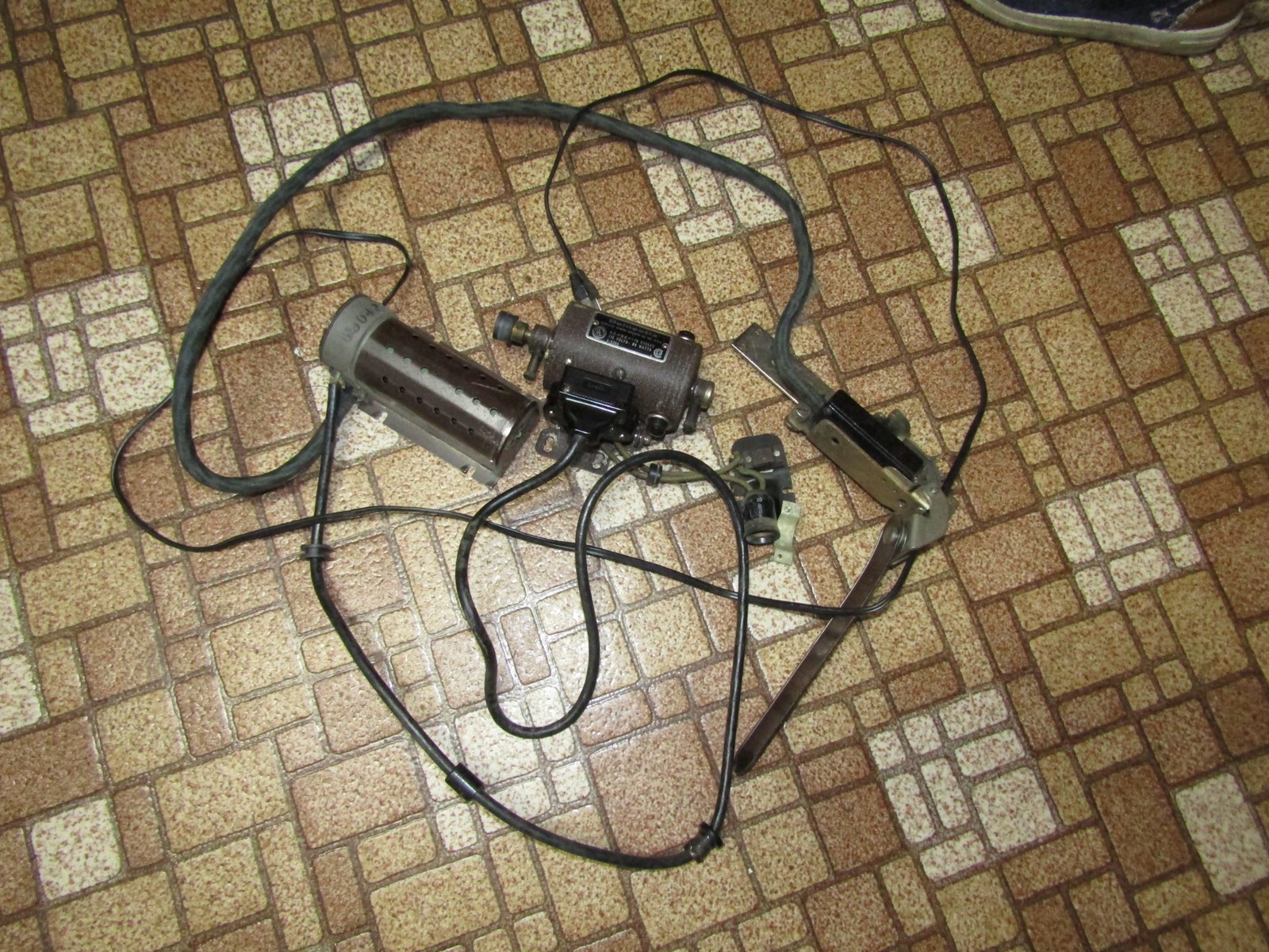 VINTAGE DOMESTIC SEWING MACHINE MODEL 153 MOTOR & LIGHT E-6354