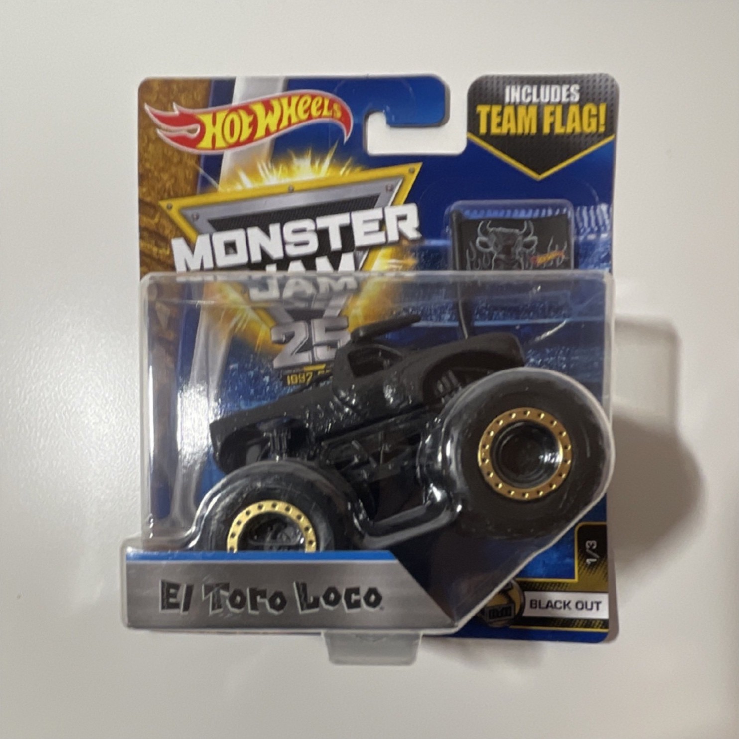Hot Wheels Monster Jam 25 El Toro Loco Black Out 1:64 Diecast Truck w/ Team Flag
