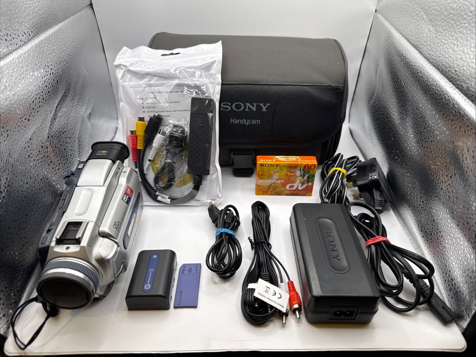 SONY DCR-TRV18E Mini DV Tape Digital Video Camera Handycam Complete Working Set