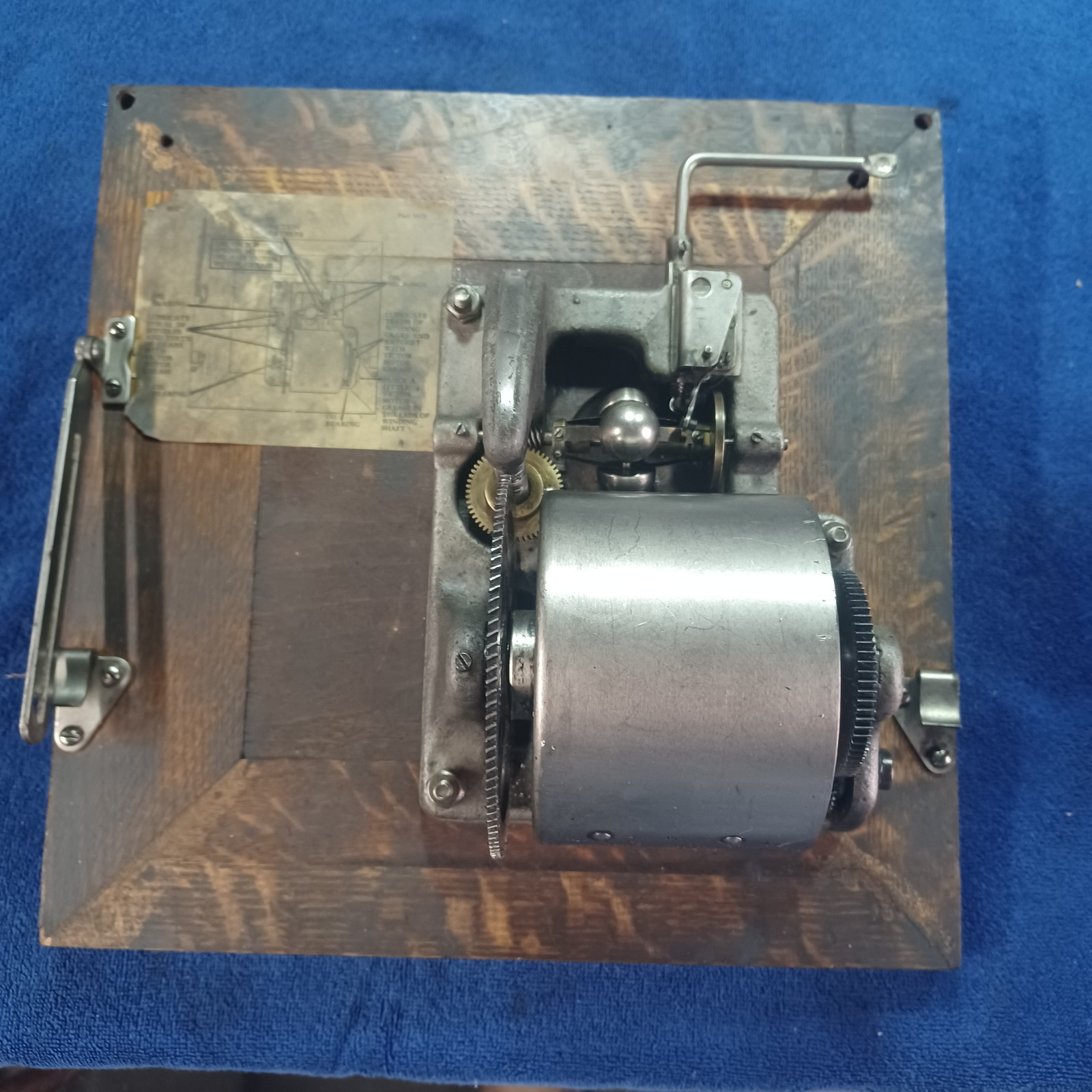 VICTOR VICTROLA 2 SPRING MOTOR WITH OAK BOARD***MOTOR REBUILT***