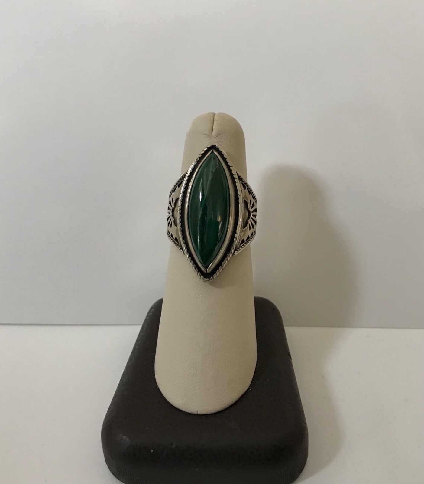 VTG Native American Sterling Silver Bezel-Set Malachite Stone Ring..Size 7