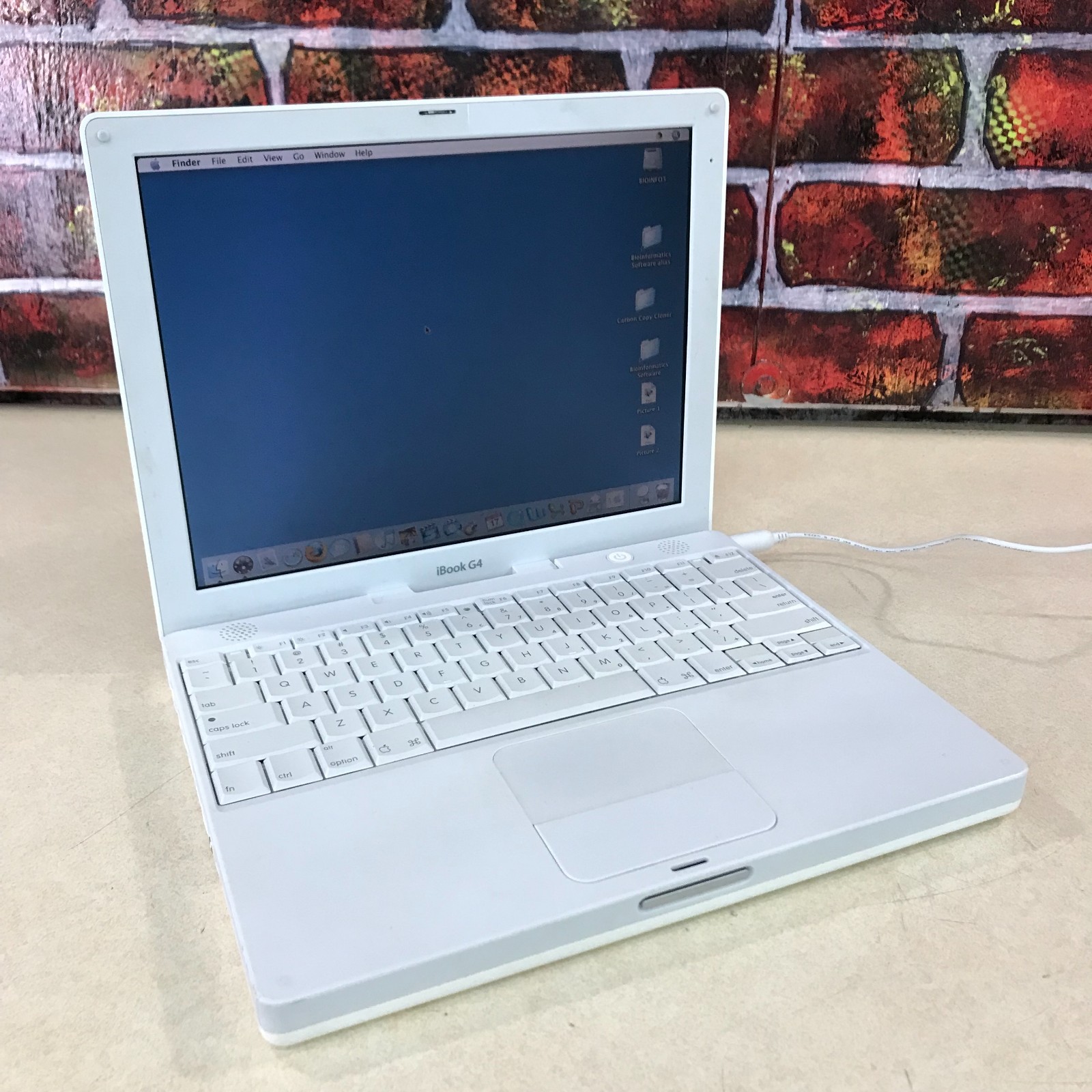 Apple iBook G4 14" 2005 PowerPC 1.33GHz 512MB RAM (OS X Tiger) W/Power Adapter