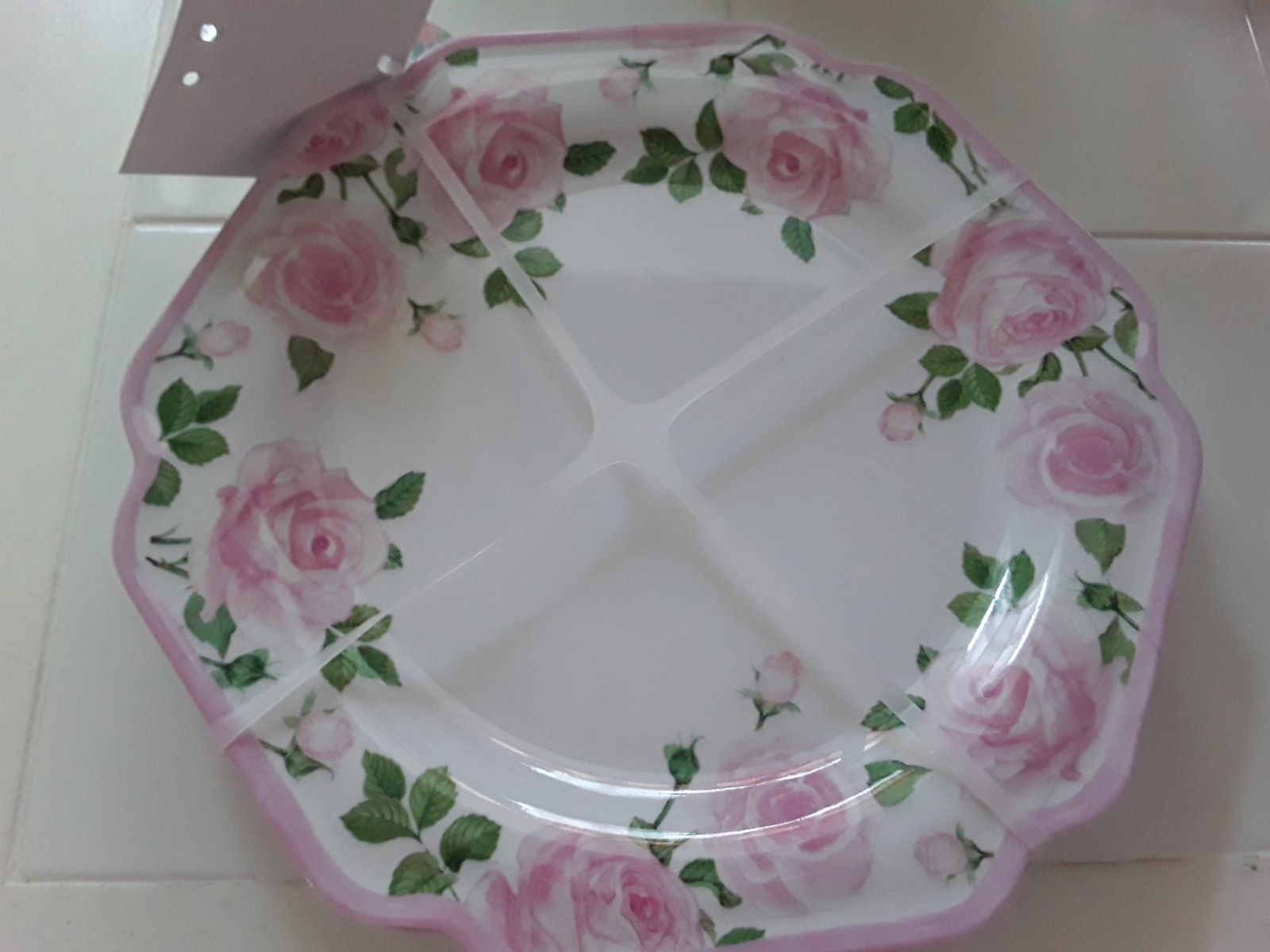 SET OF 4  PINK CABBAGE ROSES BEAUTIFUL NANNETTE LAPORE 10IN. MELAMINE PLATES NEW