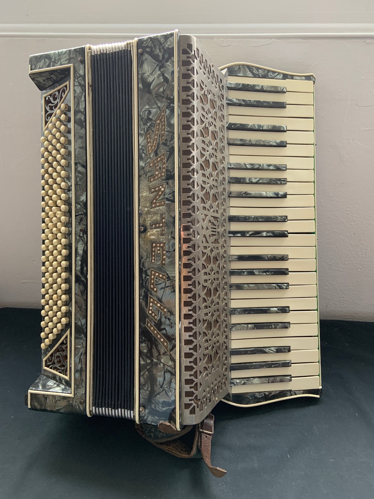 Antique/ Vintage Santelli Accordion 41 treble  / 100 bass keys - for restoration