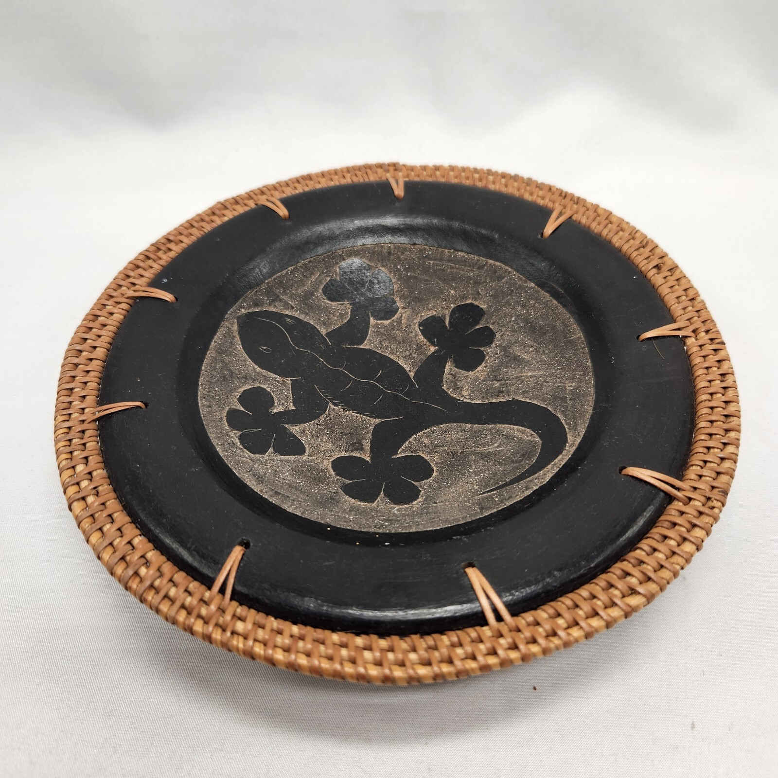 Sasak Style Pottery Plate With Salamander Image In Center ...WICKER RIM