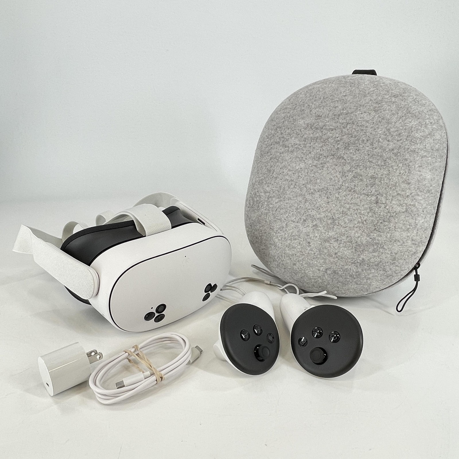 Meta Quest 3S VR Headset 256GB w/ Case/Charger/Controllers - Excellent