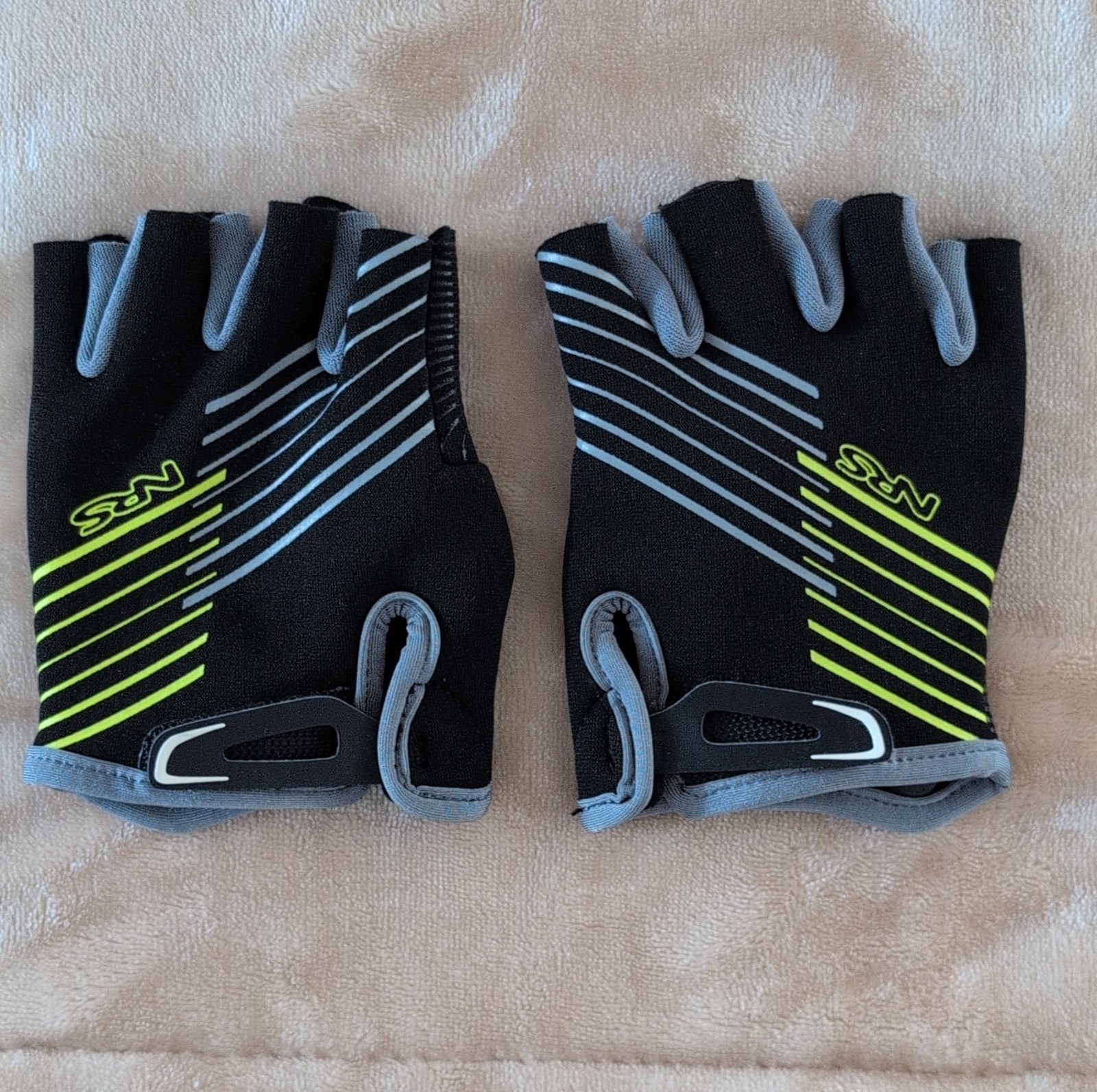 NRS Fingerless Water Sport Gloves Small Black Gray Neon Yellow Neoprene Nylon