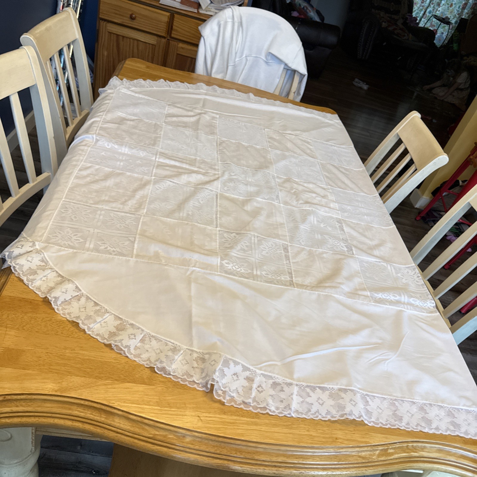 Vintage White Oval Lace Floral Tablecloth Lace Edge 101 X 63”Cottagecore E437