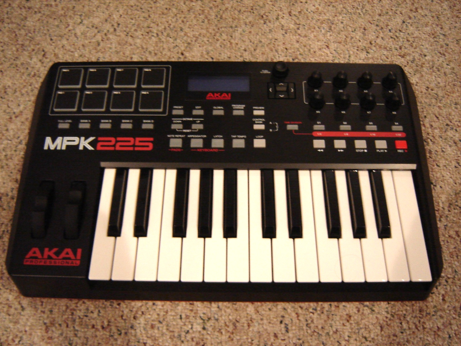 AKAI MPK225 USB/MIDI Keyboard Controller - Excellent