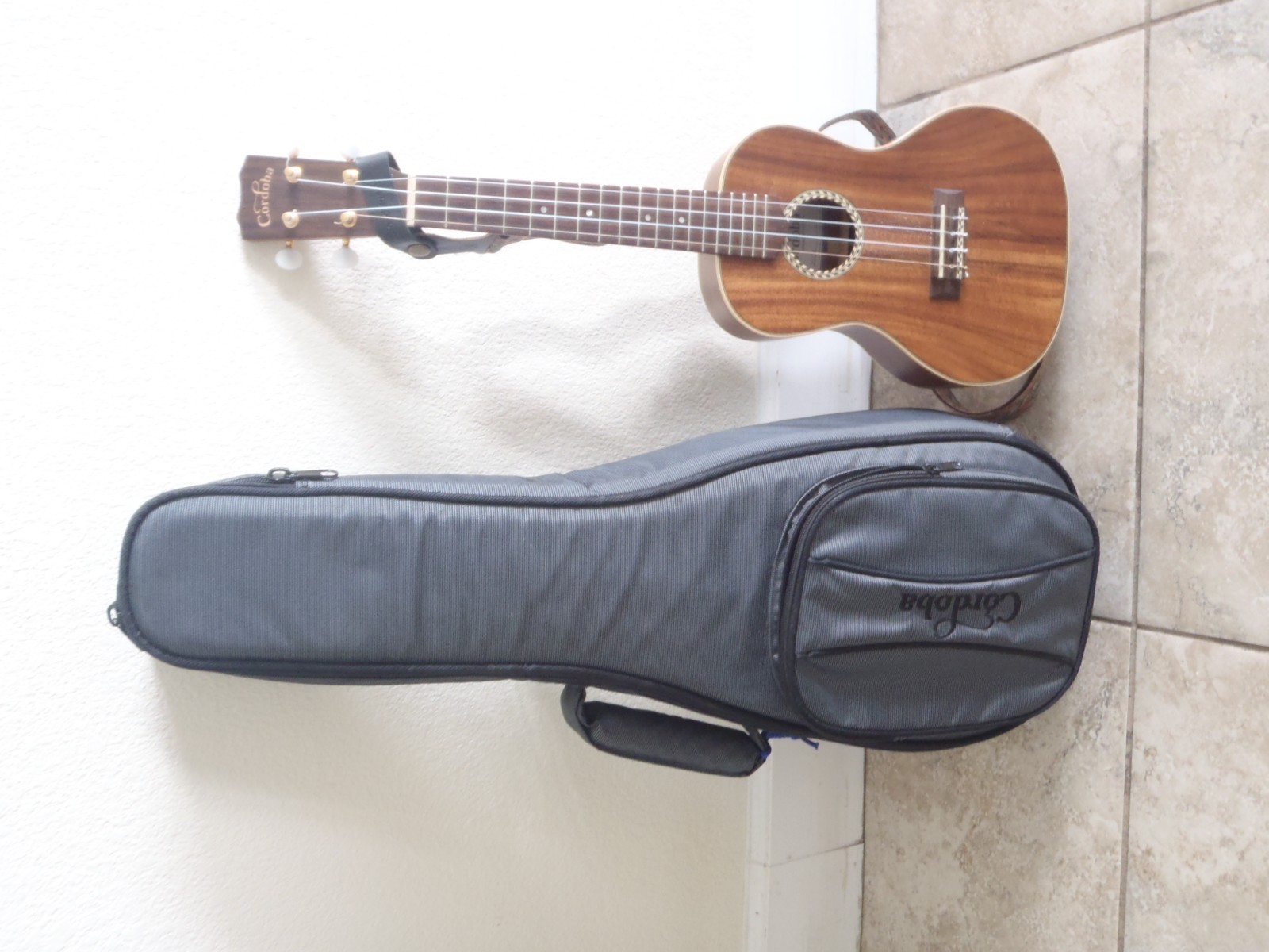 Cordoba 25CK Concert Ukulele Koa w/Deluxe Gig Bag,Tuner,Strap, Capo