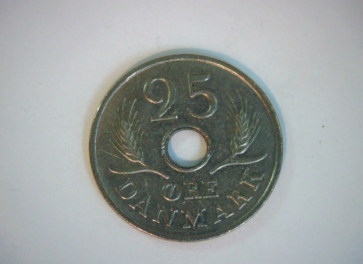 Denmark 1967 25 Øre Frederik IX monogram (holed type) Coin