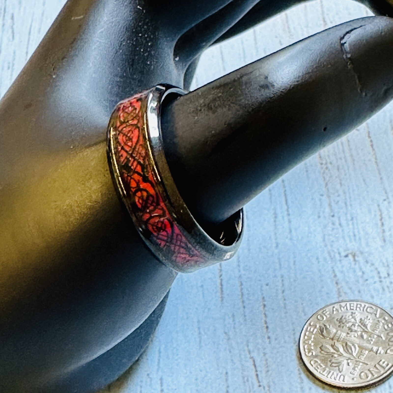 Black Polished Red Scroll Inset Ring Size 10