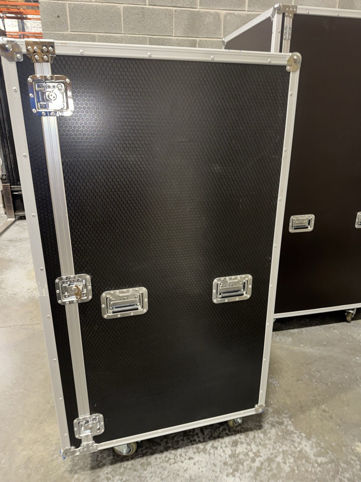 Heavy-duty Flight Case with Ramp with Wheels and Handle Black Portable 63x34x33