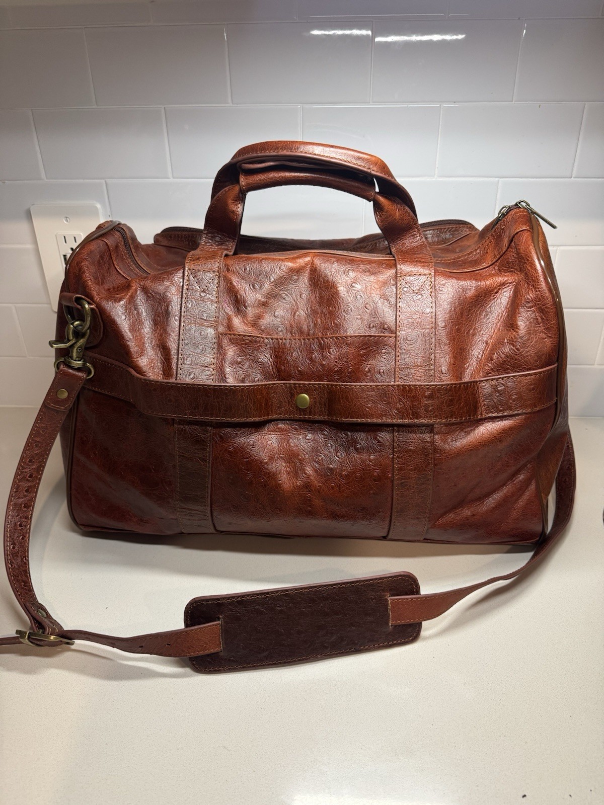 AmeriLeather Brown Leather Duffle Bag with Adjustable Straps & Zipper Closure