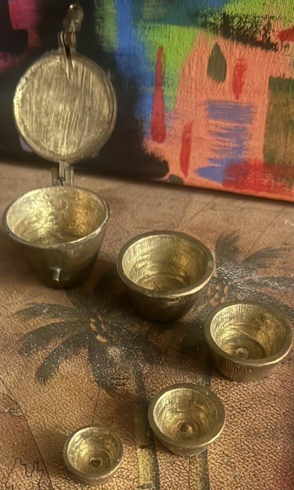 VINTAGE SOLID BRASS APOTHECARY 6 PIECE NESTING CUPS GRADUATED SCALE WEIGHT