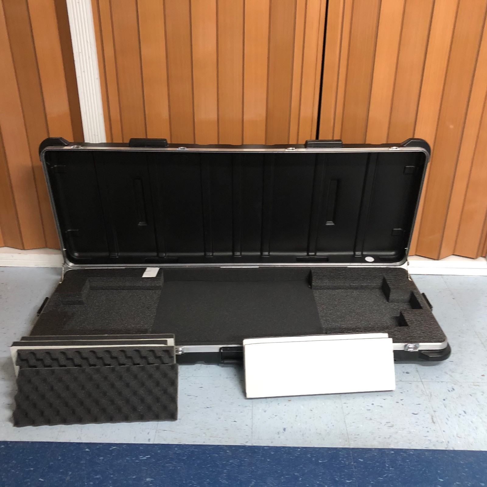 SKB ATA 88-Note Keyboard Case with Wheels, TSA Locking, Trigger Latch
