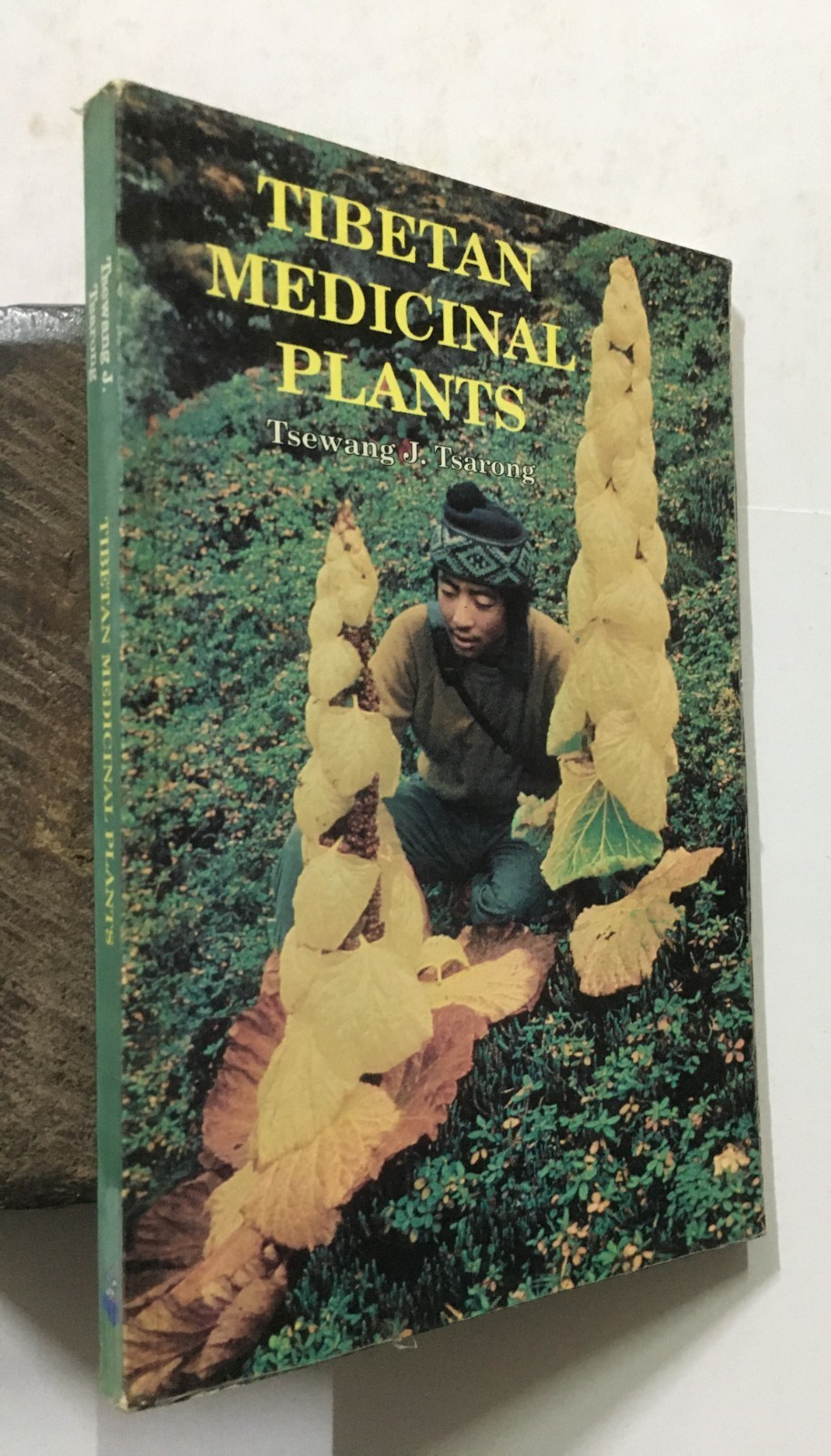 Tsarong, Tsewang J: Tibetan Medicinal Plants. Kalimpong. 1994. 132p.