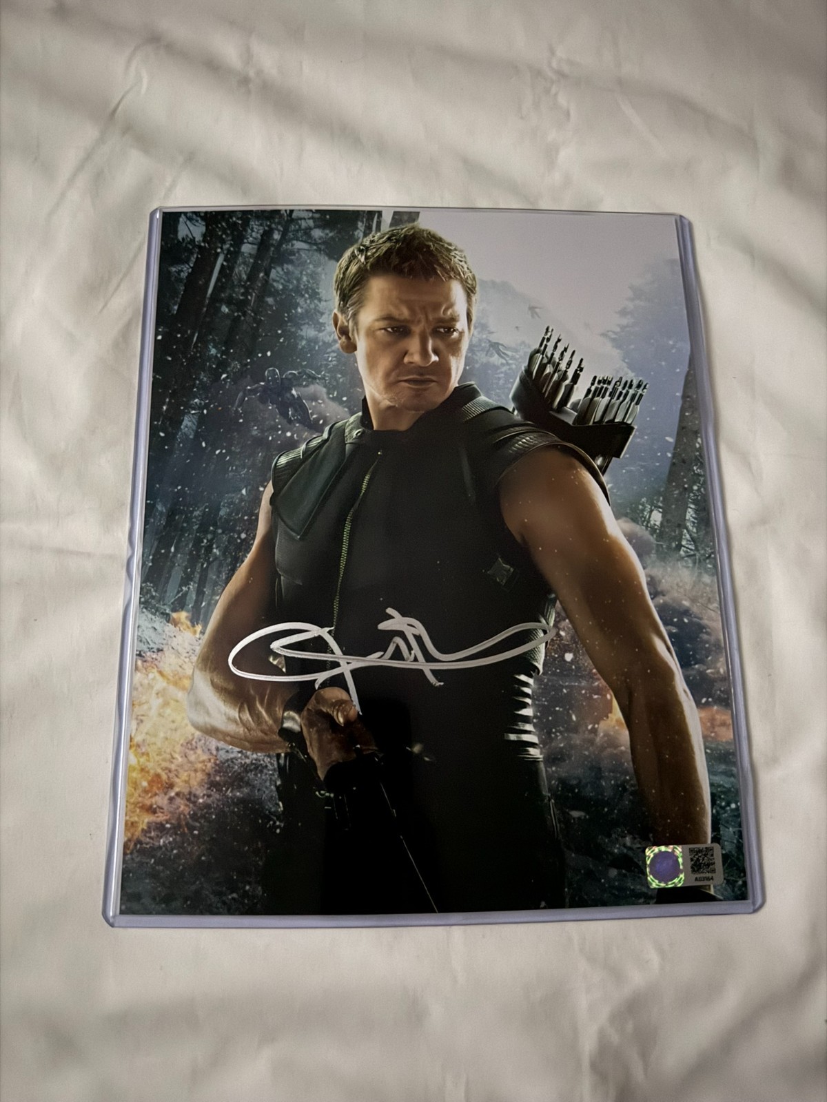 Jeremy Renner Hawkeye Avengers Signed 8 x 10 Photo with Seal of Authenticity