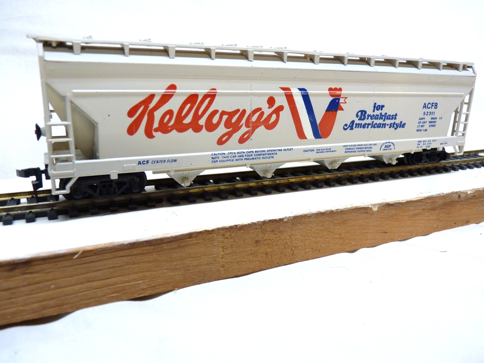 TYCO HO Kellog's Covered Hopper Car Very Nice - Fast Shipping